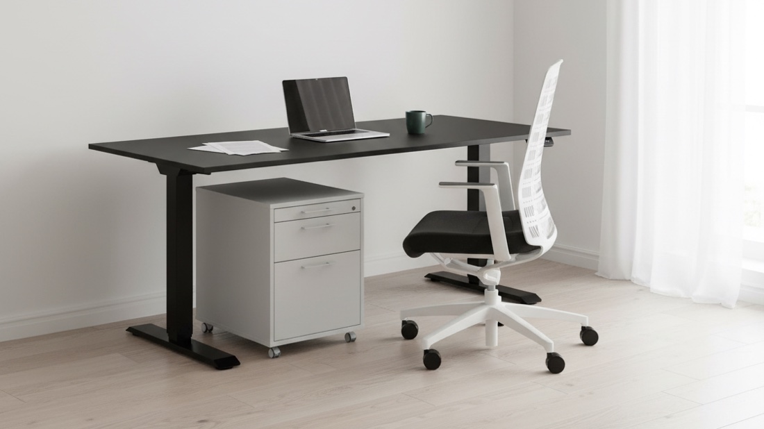 Chefsarbetsplats med svart höj- och sänkbart skrivbord, vit ergonomisk mesh-stol och grå hurts med hängmappar